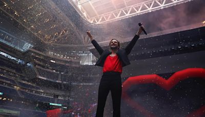 Manuel Carrasco ya es historia de la música: 65.000 personas revientan el Bernabéu para lanzar la última flecha