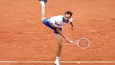 Medvedev pasa a tercera ronda de Roland Garros tras el abandono de Kecmanovic