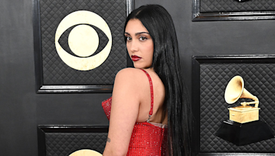 Lourdes Leon se la joue irrésistible en robe bustier très ajustée et imprimé léopard