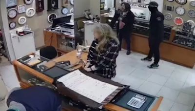 Violento asalto a una joyería de Rosario: ingresaron disfrazados de policías y agredieron al dueño