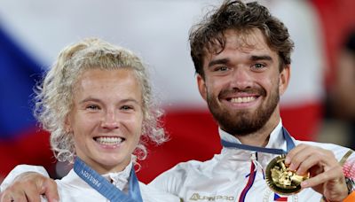 2024 Olympics: Tennis Couple's Emotional Gold Medal Win Days After Breaking Up Has Internet in Shambles - E! Online