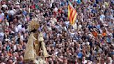 El Día de la Virgen de los Desamparados congrega a miles de personas en las calles de València