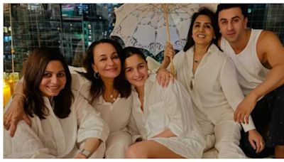 Alia Bhatt hosts Mother's Day celebration for Soni Razdan and Neetu Kapoor; shares heartwarming pic with Ranbir Kapoor and Shaheen Bhatt - Times of India