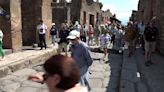 NO COMMENT: Miles de turistas acceden a la recién inaugurada Isla de los Amantes Castos en Pompeya