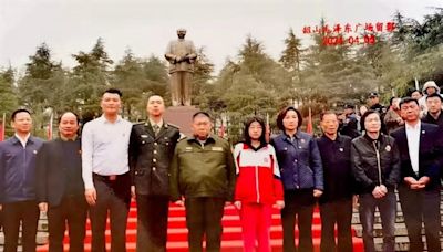 毛澤東孫子返鄉祭祖！毛新宇攜妻兒掃墓 高挑曾孫穿軍裝「願傳承家風」