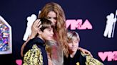 Al detalle: los originales looks de Shakira y sus hijos en su gran noche