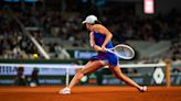 Iga Swiatek holds back surging Naomi Osaka in head-spinning Roland Garros comeback | Tennis.com