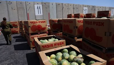 Crónica desde la frontera con Gaza: camiones de sandías y patatas frente a un muro informativo