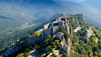 El impresionante castillo medieval enclavado a 800 metros de altura que es uno de los más grandes de Francia