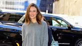 La astucia de Keira Knightley en su último look: combinar una falda de invitada con un básico