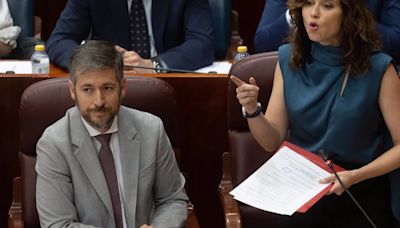 Ayuso defiende la comisión para saber qué paso con "una mujer sin titulación" y negocios que "empañan" el nombre de UCM