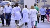 Más de 220 médicos dejan Sevilla en un año para buscar trabajo fuera