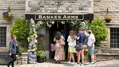 Voices: Have the great British public forgotten how to queue in pubs?