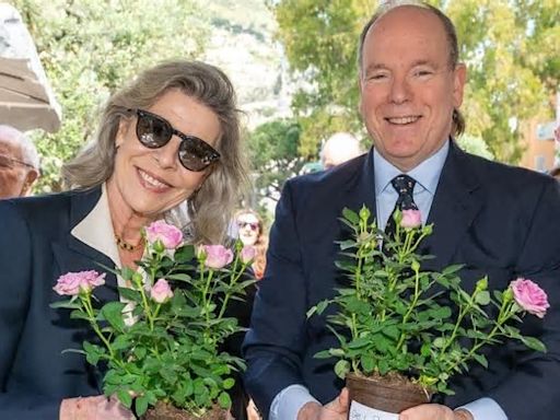 Carolina de Mónaco, una princesa entre flores: con vestido de Emilia Wickstead y el bolso de Chanel que comparte con su hija Charlotte Casiraghi