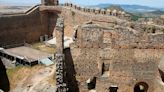 El castillo del siglo XIII que es el guardián de la Siberia Extremeña