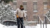 La primera nevada de Chicago para muchos de los inmigrantes que duermen a la intemperie: 'El frío lo traspasa todo'