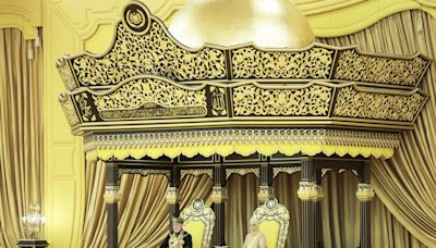 El rey de Malasia es investido en una vistosa ceremonia en el Palacio Nacional