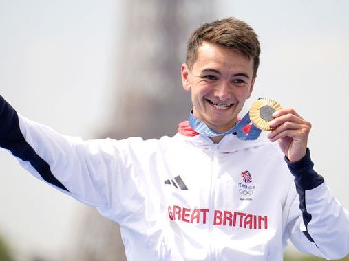 Alex Yee wins gold in men's triathlon with stunning late victory