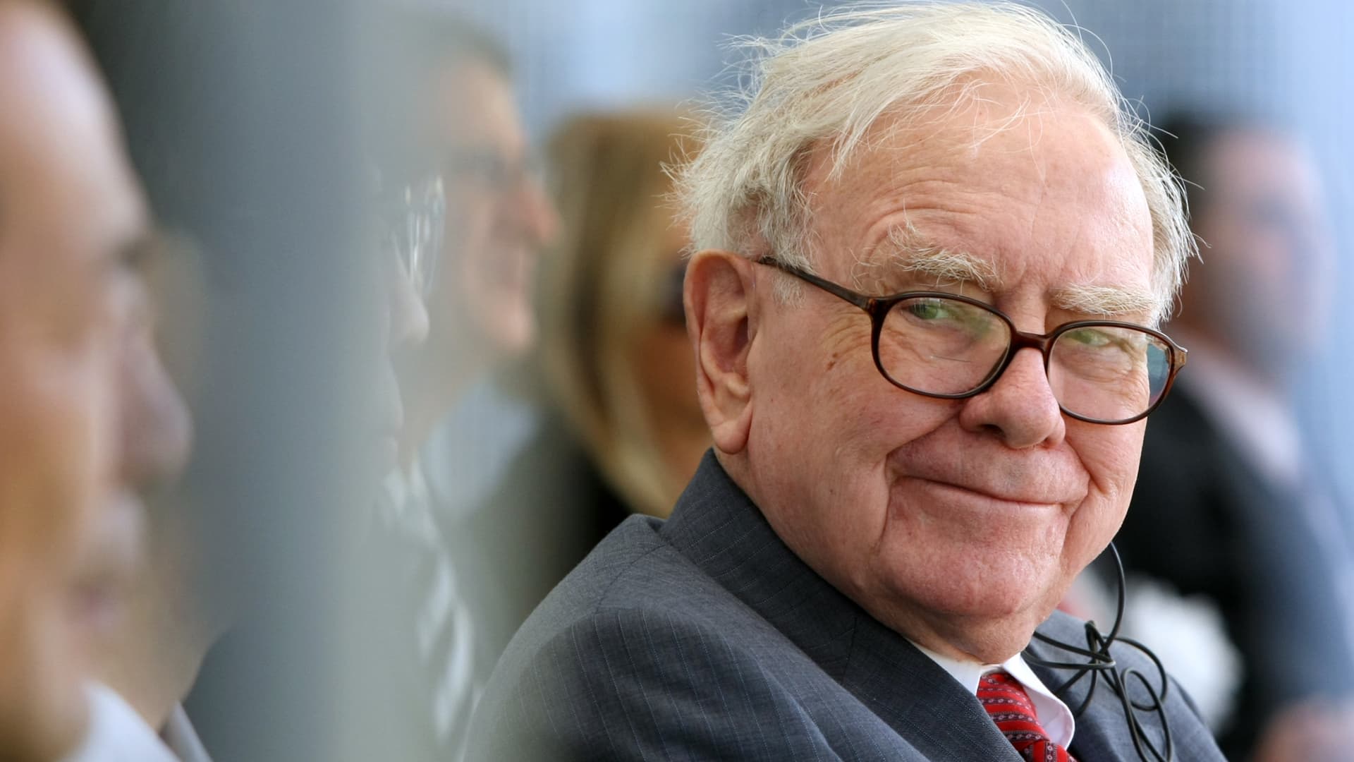 Warren Buffett's Apple trim epitomizes one of Jim Cramer's major investing rules