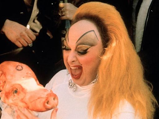 Sexo, drogas y canibalismo: “Pink Flamingos”, la película de culto más escandalosa de la historia