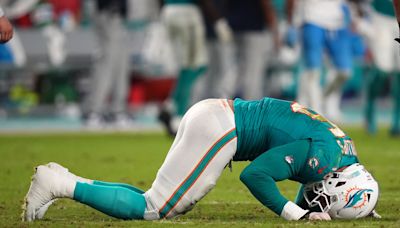 Dolphins’ Jaelan Phillips out with season-ending knee injury after going down in loss to Titans