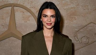 Kendall Jenner luce perfecta en traje verde olivo con ‘square toe shoes’