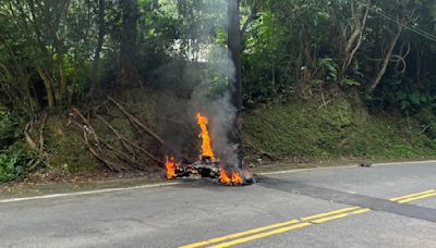 影／北宜火燒車！騎士跑山自撞電桿 紅牌重機燒成廢鐵