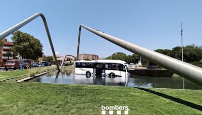 Un autobús sin pasajeros acaba en medio de una fuente ornamental en Reus, Tarragona