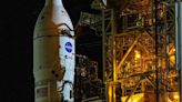 Cohete de la NASA que se usará en primera misión tripulada a la Luna sale de la fábrica