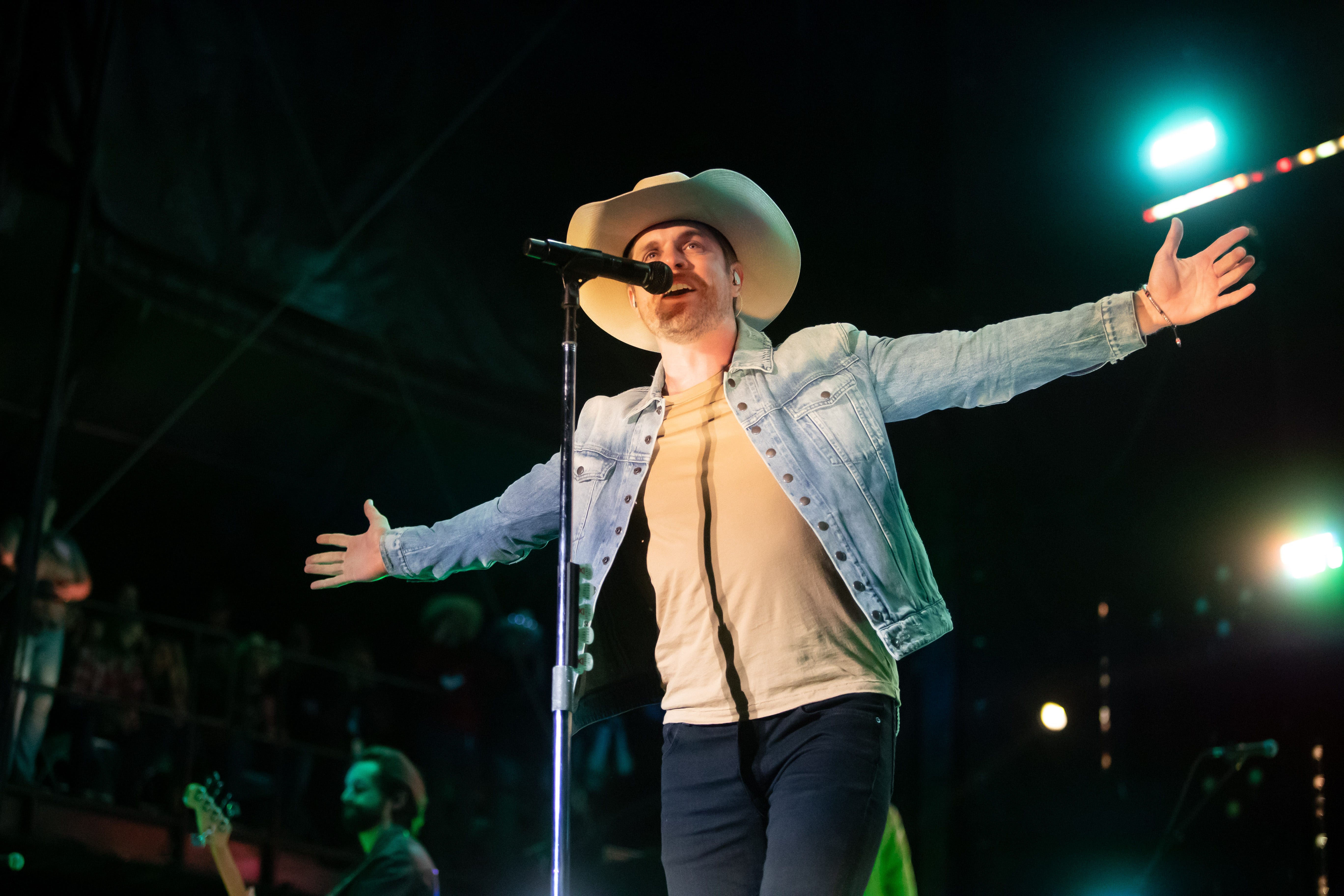 Country star Dustin Lynch will play the Ventura County Fair; Ludacris also on tap