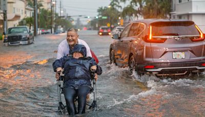 Lluvias intensas causan inundaciones severas en Miami y sur de la Florida, convirtiendo las calles en ríos