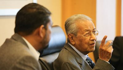 Dr Mahathir denies Azalina’s claim of unilateral action in ending Pulau Batu Puteh challenge