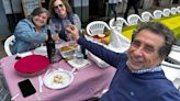 En imágenes: la comida en la calle de Luarca para celebrar la Carta Puebla