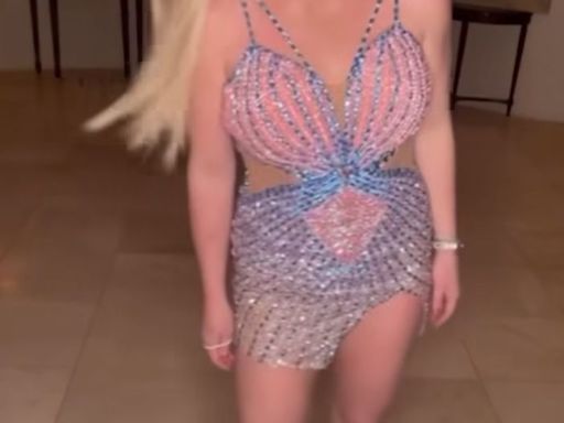 Britney Spears posa com "versão atualizada" de Versace icônico: "Gosto muito mais"