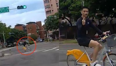 欠教訓？北市男騎UBIKE闖紅燈「下秒囂張比中指」被拍 網一看全怒了