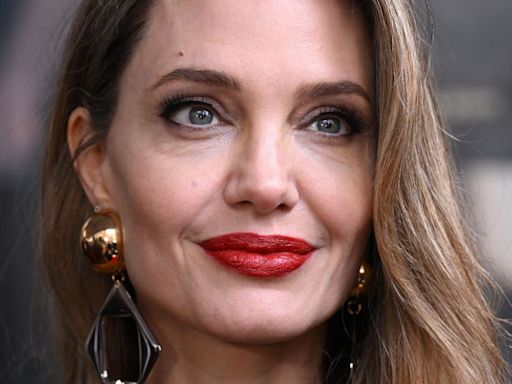 Angelina Jolie não lida bem com solteirice: 'Paranoica' - OFuxico