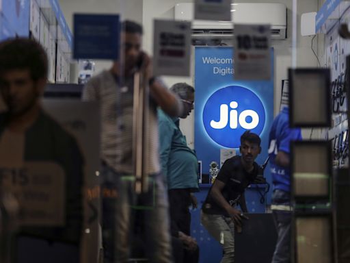 Reliance Jio, Airtel kick off Indian telecom price hike