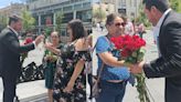 Brindó Felipe González flores a las madres en el 10 de mayo