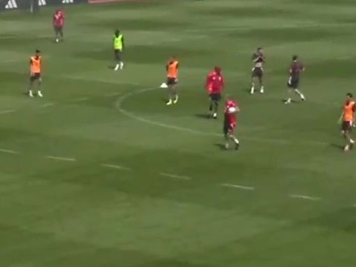 Fans spot moment Kompany suspends Bayern training after star gives ball away