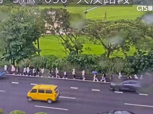 疑校車故障 新生醫專生冒雨沿路肩「國道縱走」