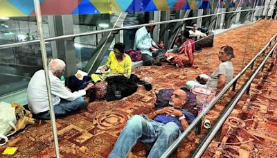 200 flyers to US wait for 30 hours at Delhi airport - Times of India