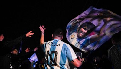 Copa América 2024: Con Di María a la cabeza, parte de los bicampeones de América llegaron al país y son recibidos por hinchas en Ezeiza