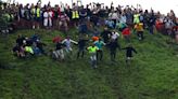 Cómo es Cheese Rolling, la peligrosa carrera en la que hay que rodar cuesta abajo por una colina para alcanzar el premio: un queso