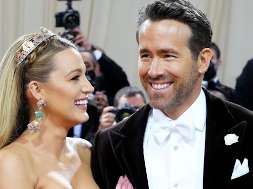 Blake Lively revela gesto romântico semanal de Ryan Reynolds que mantém o casamento dos dois aceso: 'É por isso que temos 4000 filhos'