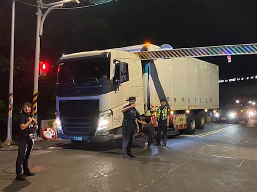 頭過身沒過！大貨車撞限高架 尷尬卡路中 | 蕃新聞