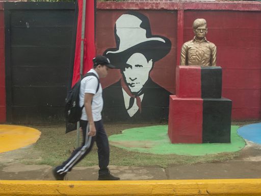 Nicaragua homenajea al héroe nacional Sandino en el 129 aniversario de su nacimiento