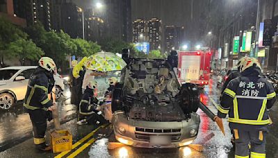 影／新莊大雨滂沱…2休旅車擦撞「1輛翻覆四輪朝天」 2婦人脫困送醫