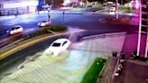 Video: un conductor borracho perdió el control de su auto y se subió a la Plaza de la República