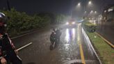 滂沱大雨推移人孔蓋致生交通事故 警發現即時處置