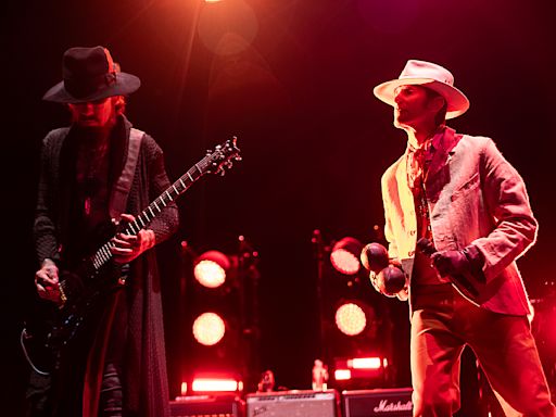 ...Addiction Blow-Up: Perry Farrell Punched Dave Navarro in the Face Backstage After...Concert Scuffle, Says Band’s Guitar Tech